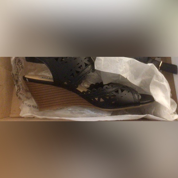 XOXO Sunday Women’s Wedge Sandals - Picture 4 of 7